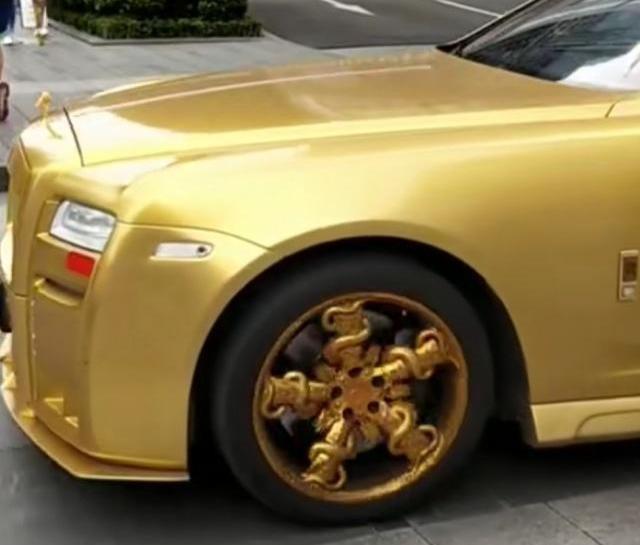 劳斯莱斯车牌都是金色的,牌照88888的劳斯莱斯有多贵