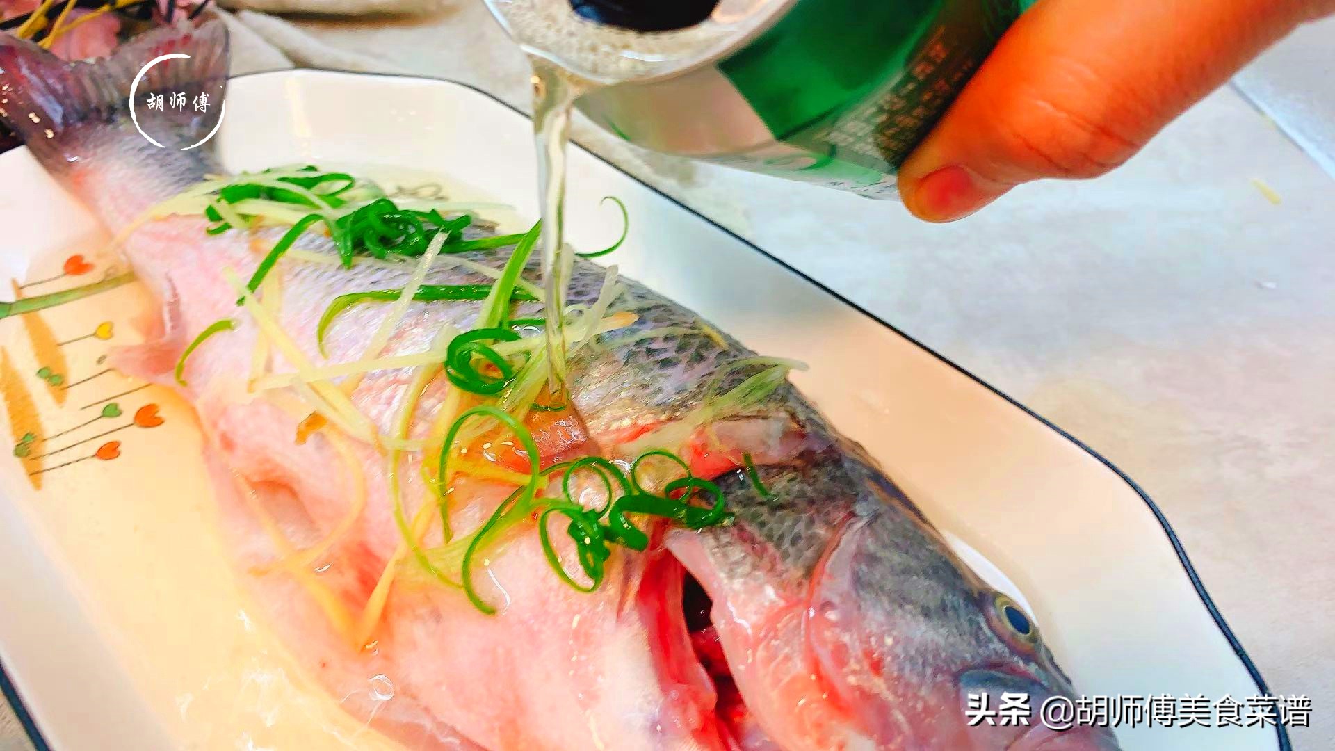 清蒸鱼正确做法用老抽还是生抽好,清蒸鱼里面要不要放蚝油