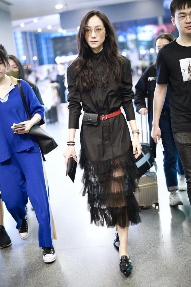 韩雪穿衣也不安分，硬在胸前“挖个洞”太大胆，不仅不俗还更性感