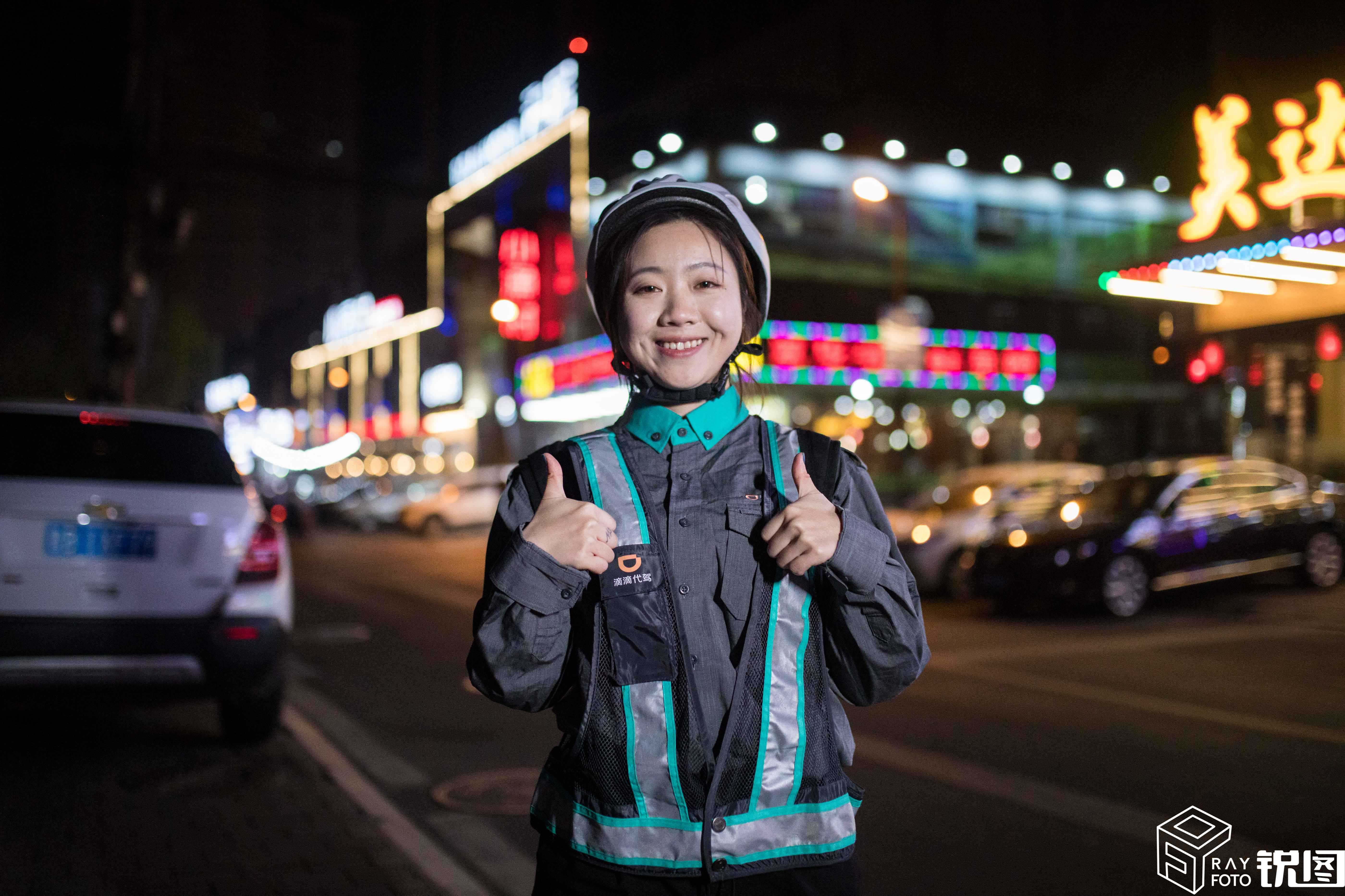 女子深夜兼职跑代驾,半夜活跃在街头做代驾的人