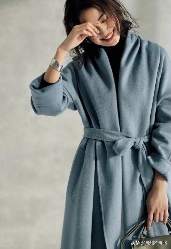 双面羊绒大衣搭配什么裤子好中款,羊绒大衣怎么搭配裤子和打底好看