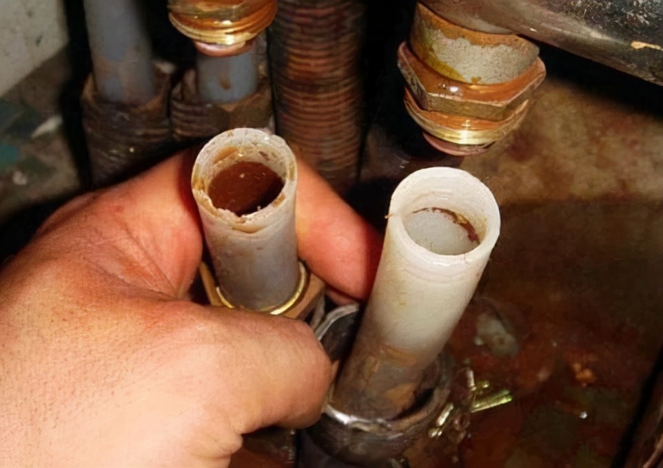 如何查找地板砖下的水管漏水,夏季地板砖下面的水管会漏水吗