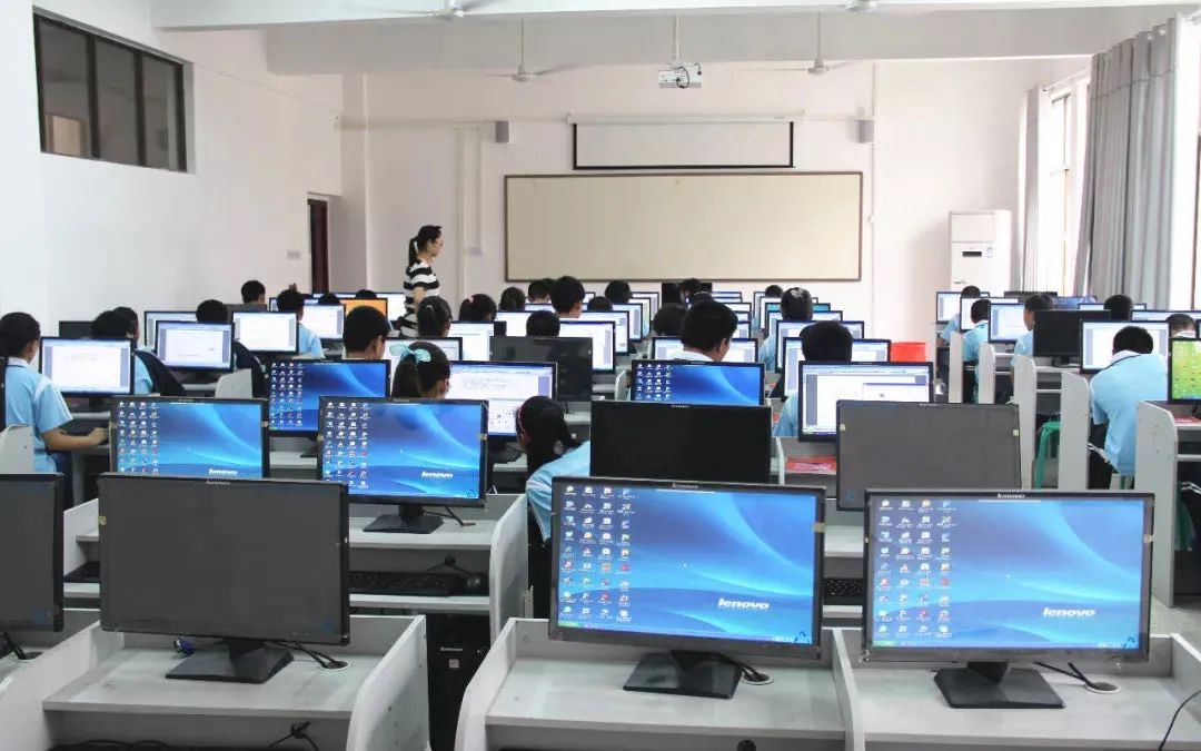 重点发展普文普理,做精做强美术特色。黄州中学高中部欢迎你!