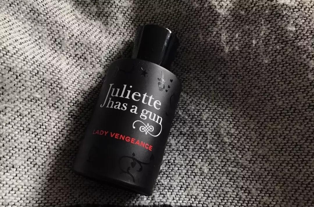 一闻就觉得不简单的香水推荐,让人一闻就无法自拔的香水推荐