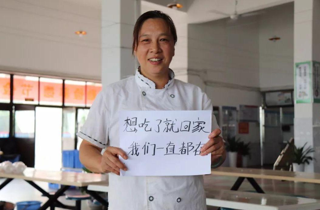 为了留住学生，大学食堂阿姨招式花样百出，就连手抖毛病也治好了