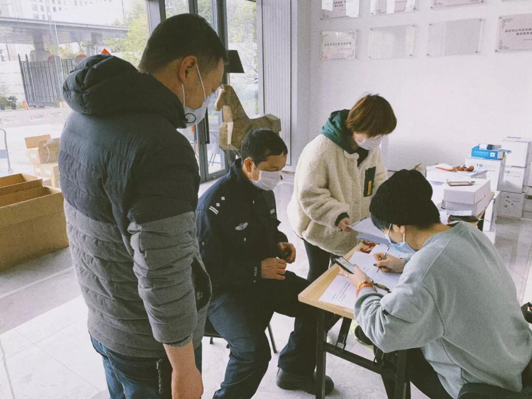 这群“高温青年”,属实太暖!