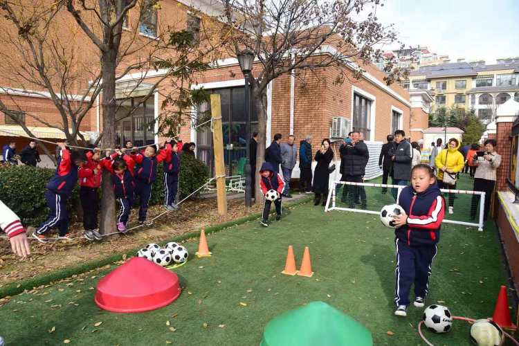 足球大咖汇聚“娃娃足球工程”成果展示在青岛城阳举办