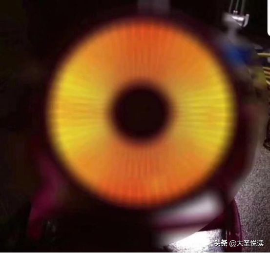 咦？原来你是这样色儿的黑洞！哈哈——