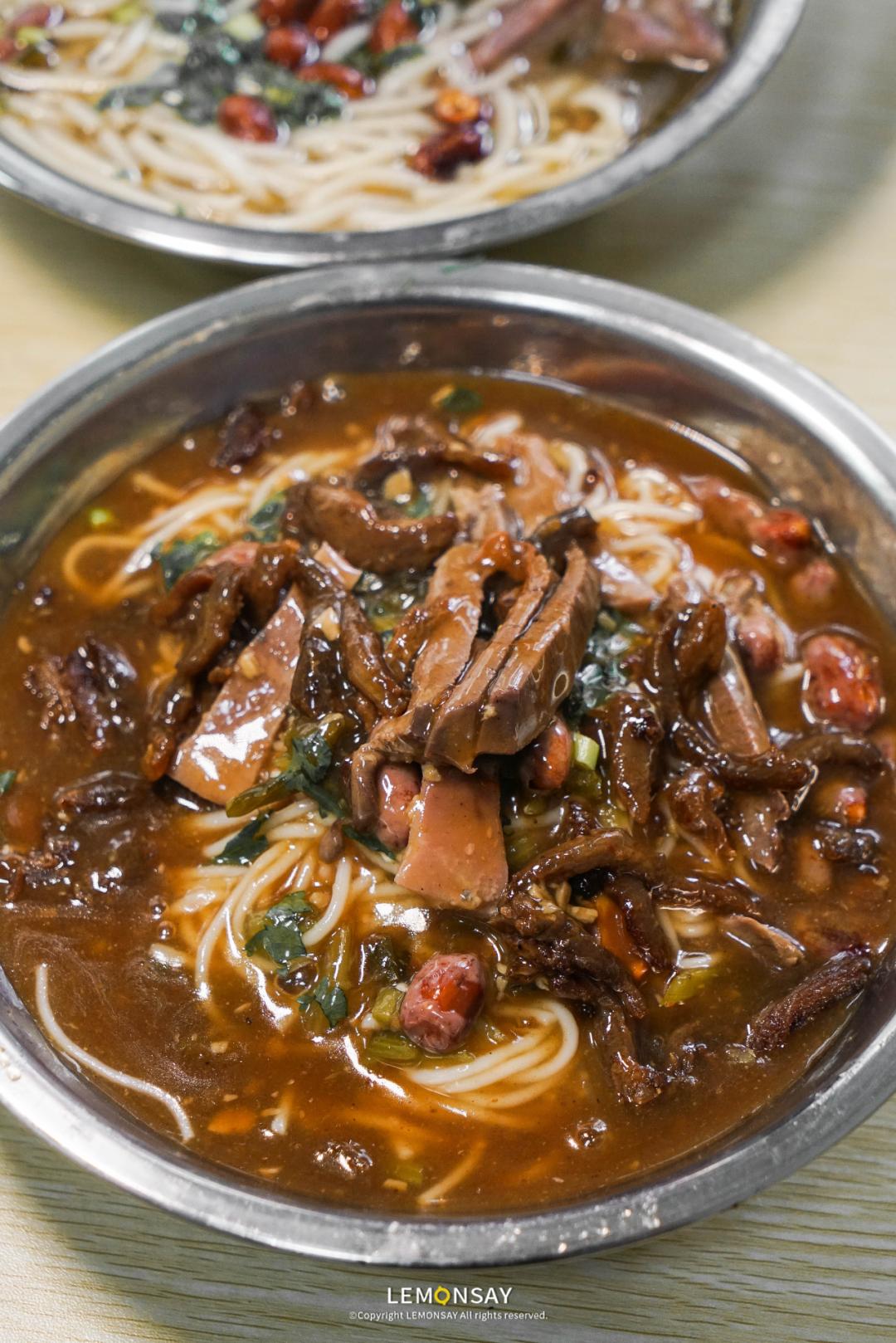 藏在水库的“阿姨街”,人均20块胖成猪