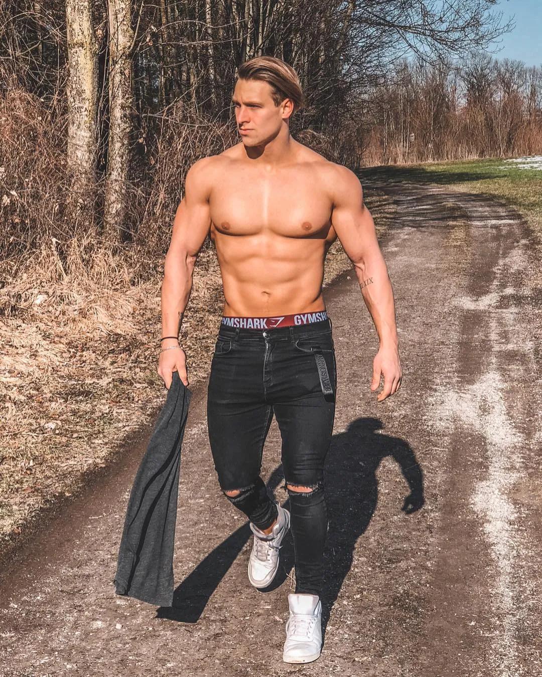 90后奶爸搞怪哄娃,肌肉奶爸带娃路人反应