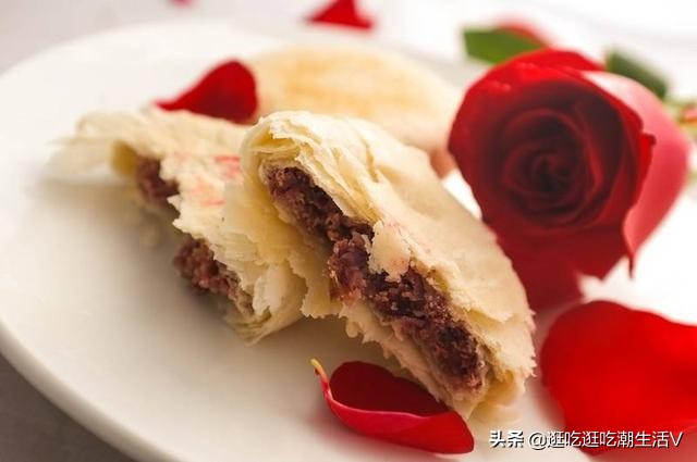 试吃鲜花饼酥软香甜4种口味,云南特产玫瑰鲜花饼测评