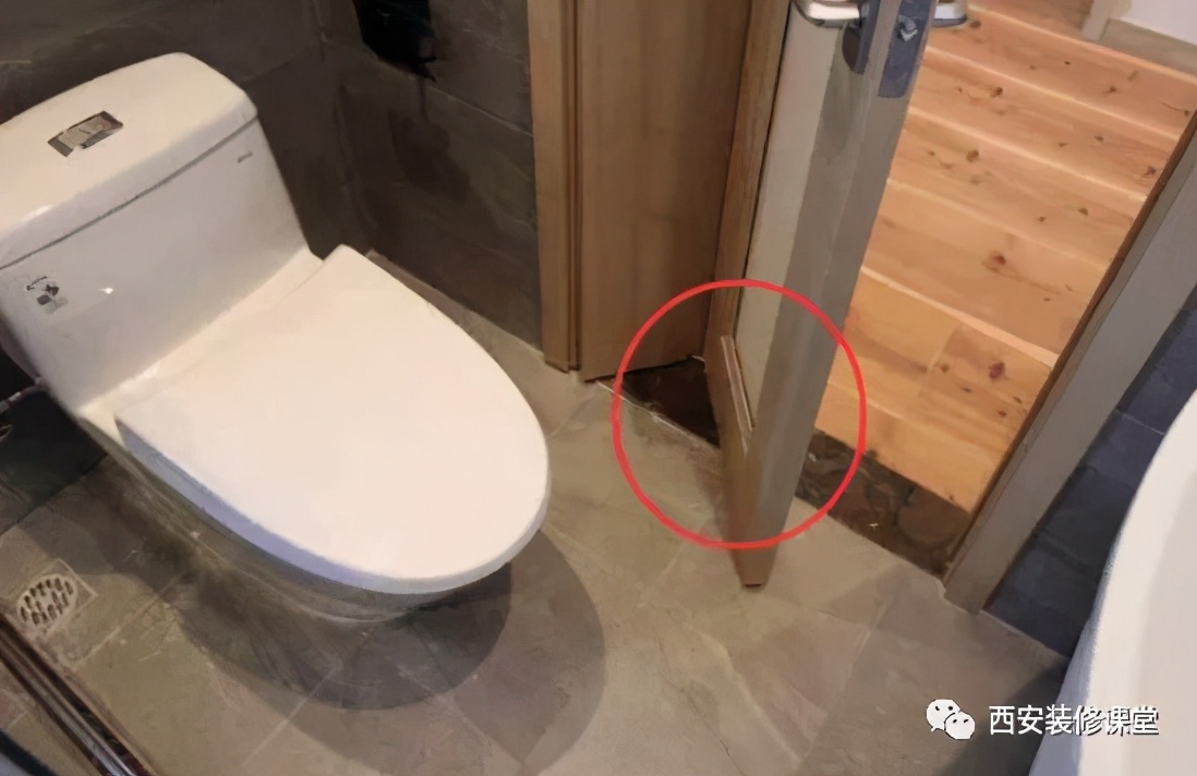 装马桶和门有冲突怎样解决,马桶位置和门太近关不上