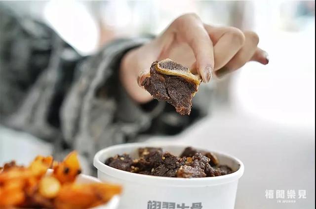 啃完二七路的这家牛骨头,我开始懂得狗子的快乐