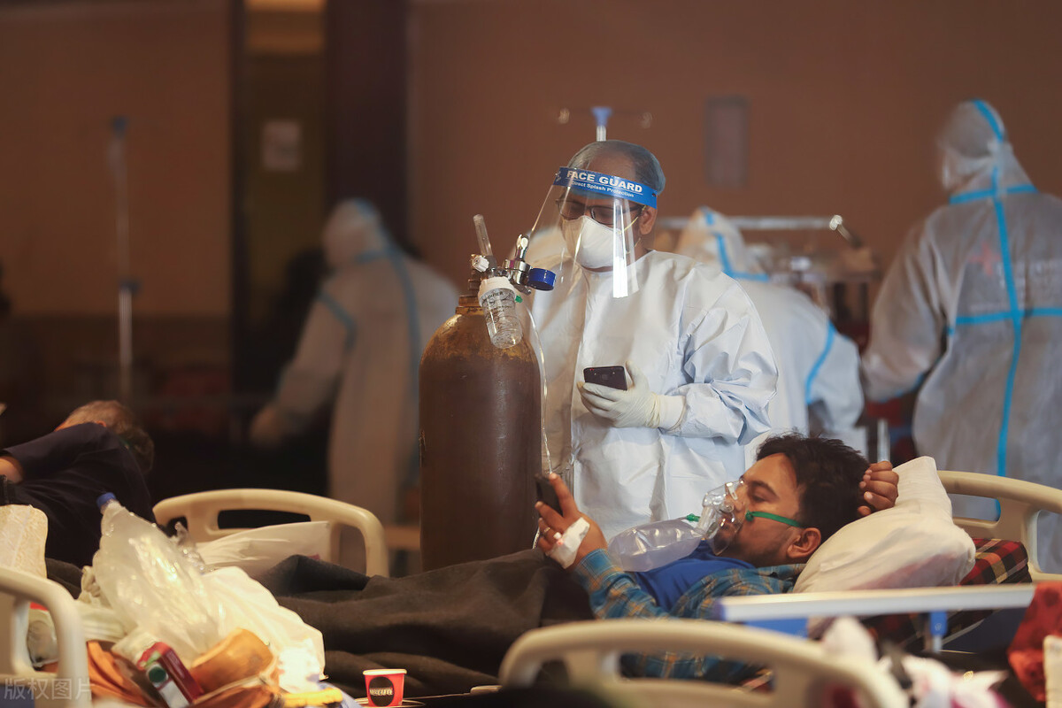 印度新冠病毒疯狂变异，轻症到死亡只要8小时！氧气价格炒到近9000元一瓶，体育场已陆续改建为方舱医院