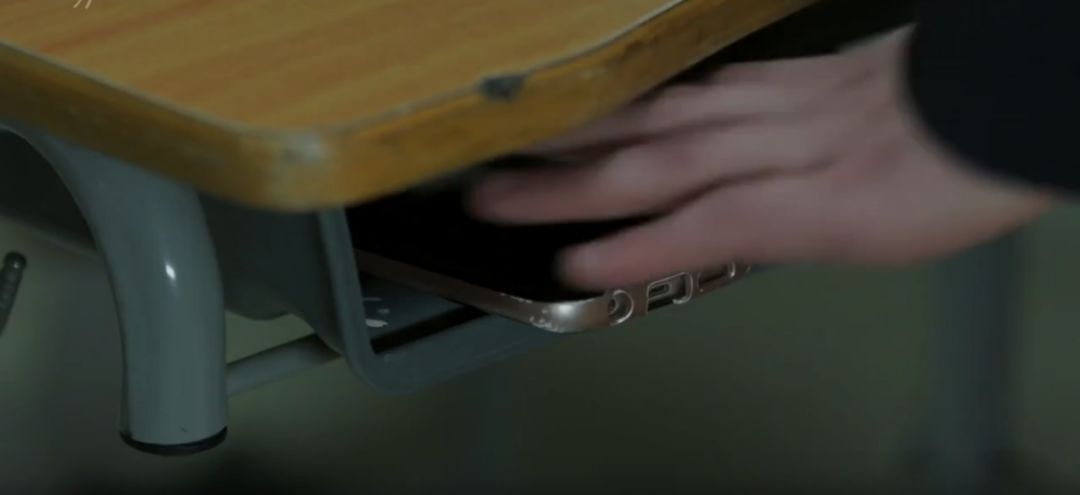 三个男生一个高冷一个腼腆,一个高冷的男生逗比