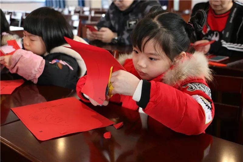 为了集五福，我用女朋友的口红写了个“福”字