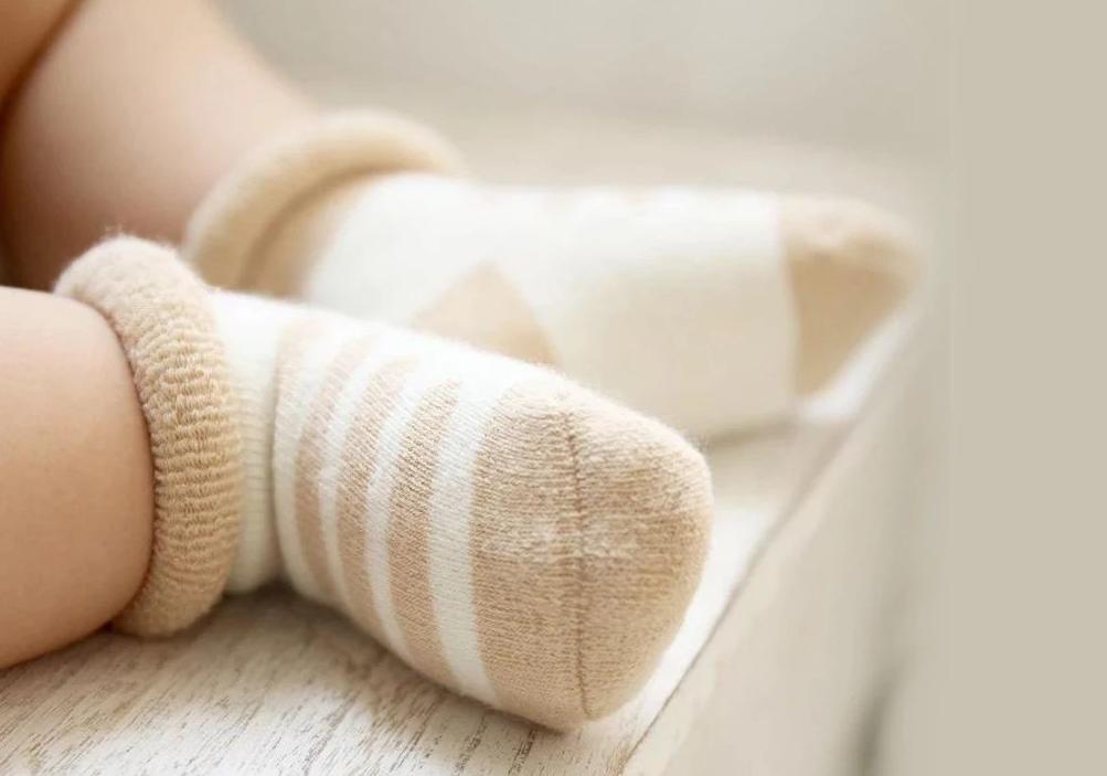 小孩光脚对身体有好处吗,宝宝在家光脚走路对足弓发育好吗