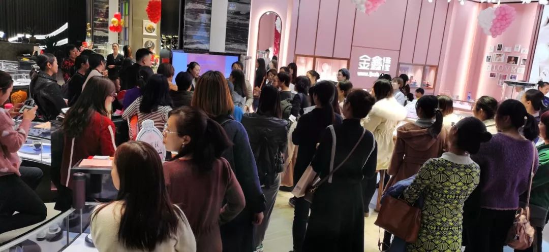 金鑫珠宝郑州永和铂爵店亮相，引数百名跑男排队代购