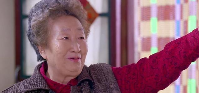 老公的奶奶背着我偷吃东西,发现原因后,我抱住奶奶痛哭