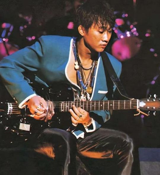 黄家驹的心酸历史,黄家驹的不羁情史