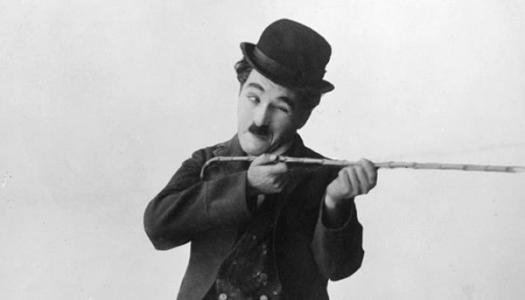 他5岁登台表演，12岁丧父13岁流浪街头，1个跌跤迎来喜剧人生