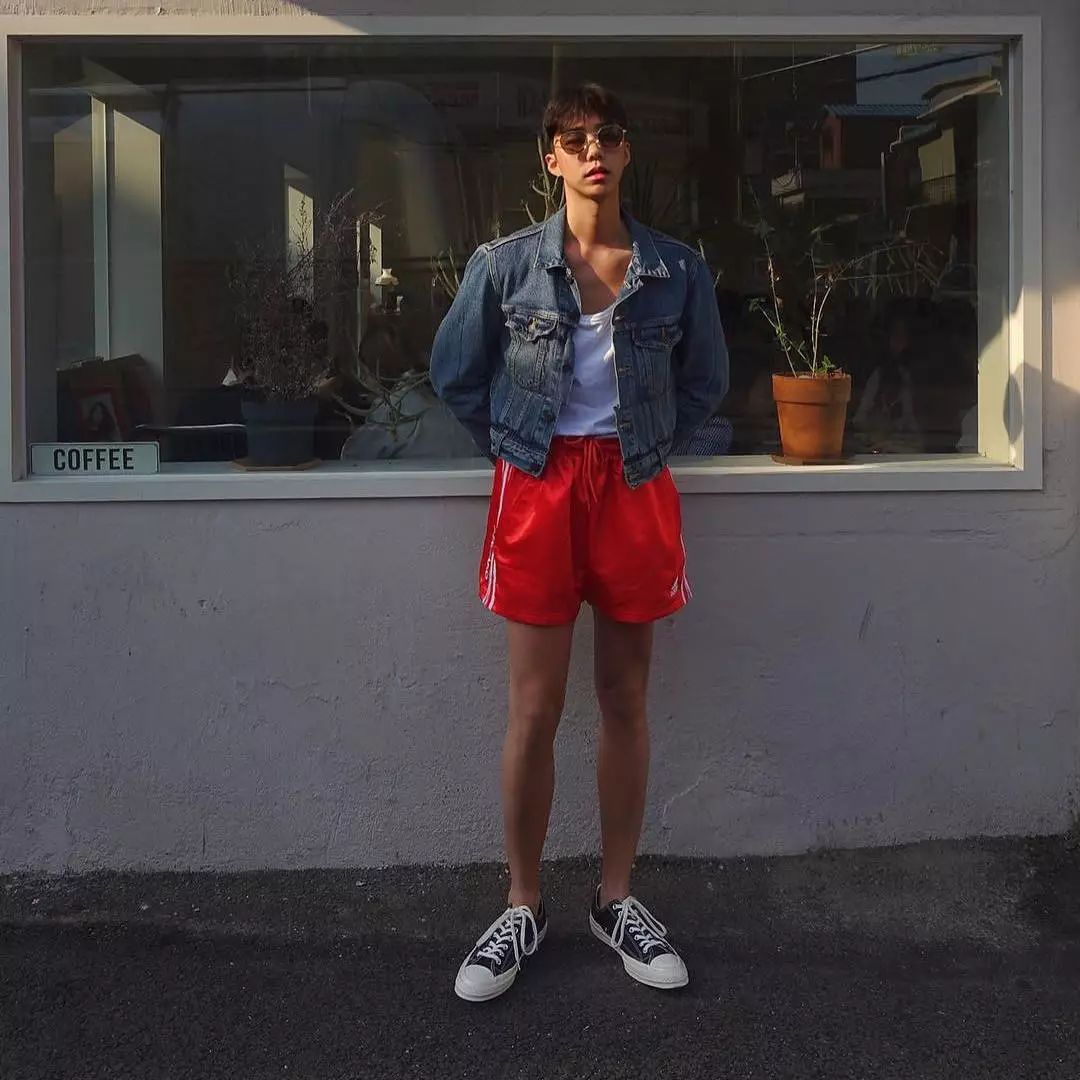 欧阳娜娜穿匡威经典款,匡威高帮帆布鞋欧阳娜娜