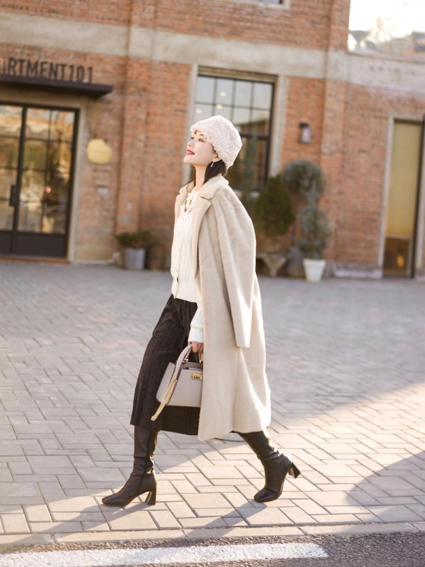 “大衣+裙子”，冬天这么穿，美得优雅又大方