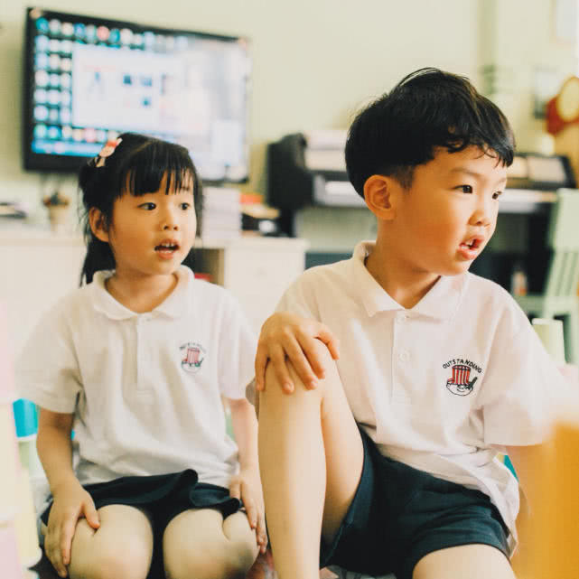 摄影师镜头里的幼儿园小朋友,摄影师给幼儿园小朋友拍照