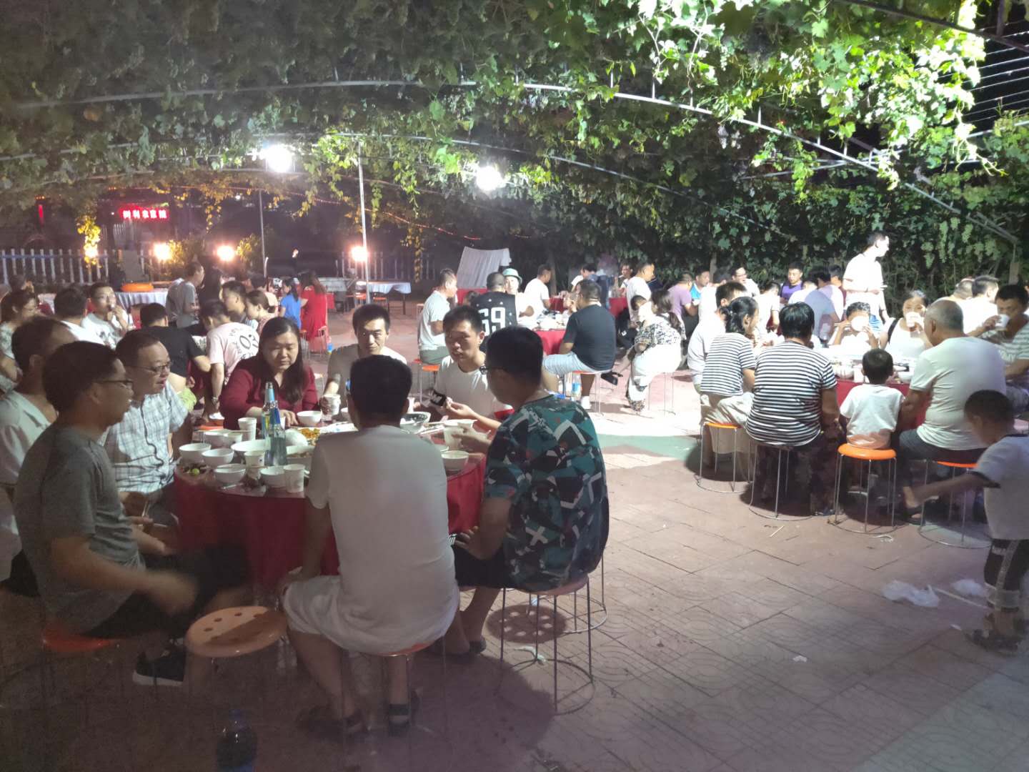 秦皇岛葡萄小镇农家院,昌黎葡萄沟吉祥吃住一体农家院