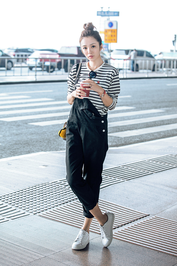 另一种蓝宋茜穿搭背带裤,背带裤一字领穿搭
