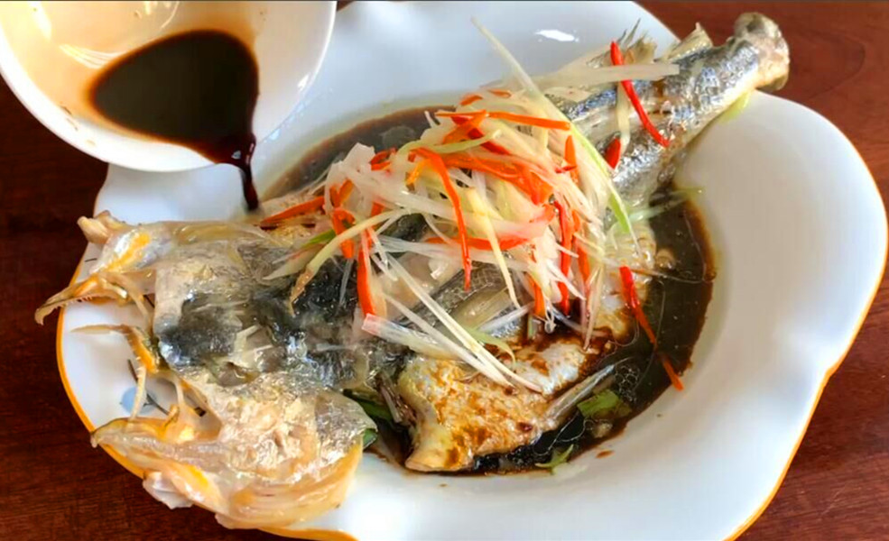 清蒸鱼放盐的最佳时间,清蒸鱼盘子边上放盐