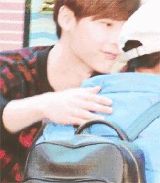 他们拼命化解尴尬的样子，够我笑上一整天