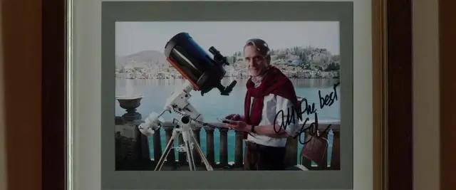 他是《洛丽塔》男主，畸形恋专业户，也是禁欲系不老男神