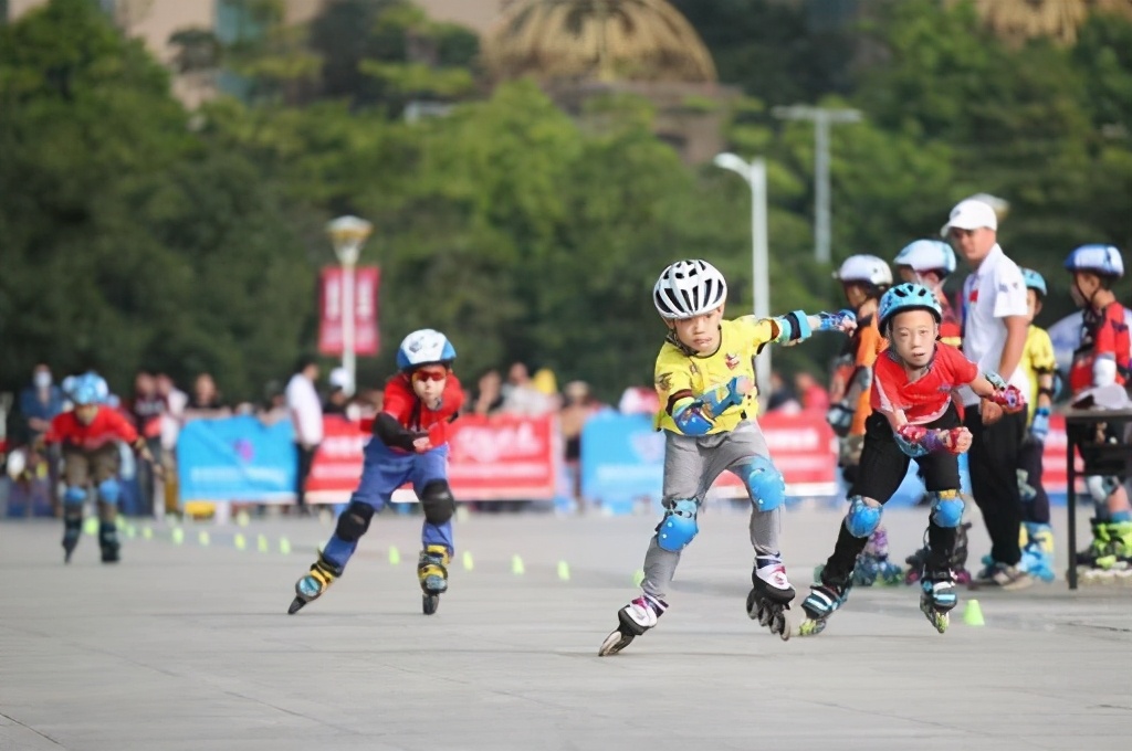 青少年速度轮滑锦标赛比赛现场,轮滑比赛儿童赛场气氛