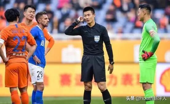 足球场上足球出问题,足球场上能做正确的决定和判断