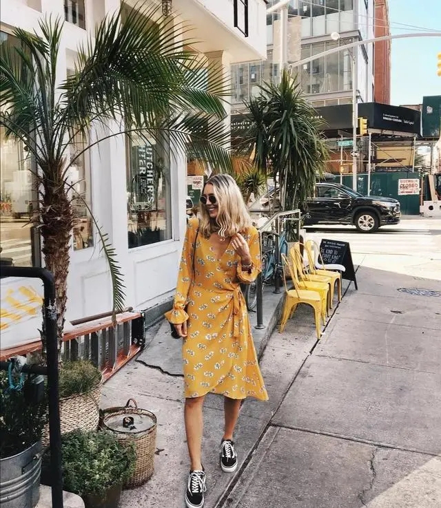 新款妈妈装修身显瘦碎花裙,绿色碎花裙搭配帆布鞋好看吗