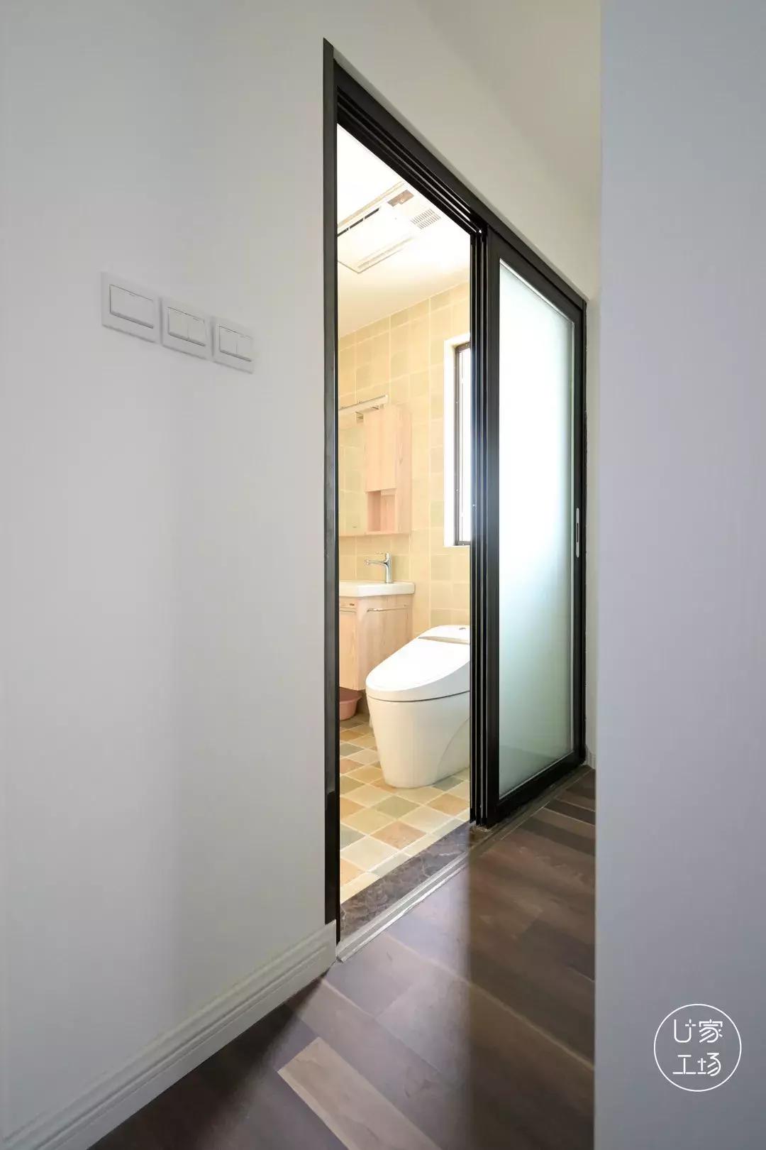 这种黑框玻璃门简直和小户型绝配,一切小黑屋都能被玻璃砖治愈