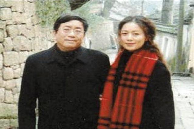 余秋雨抛弃糟糠是真的吗,余秋雨到底怎么样了