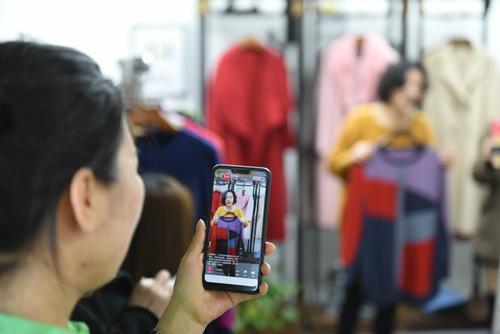 做直播电商怎么才能挣到大钱,直播做电商一年赚50多万正常吗