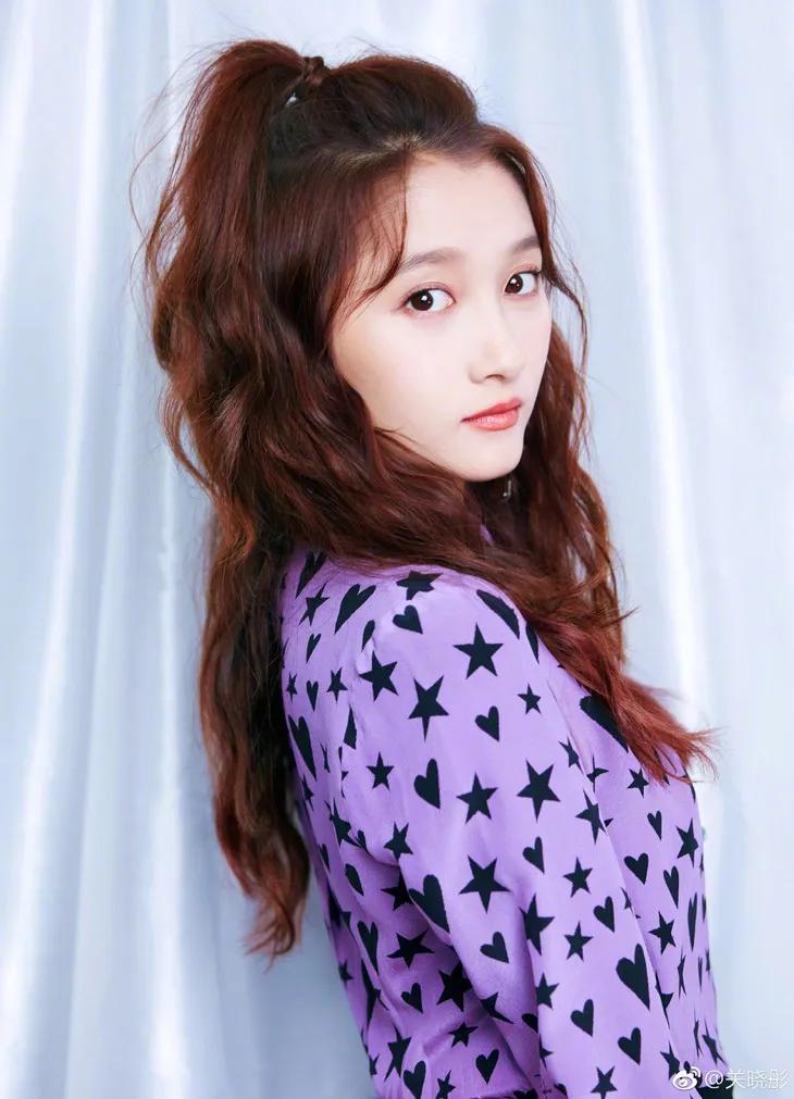 关晓彤同款only紫色小熊羽绒服,only关晓彤同款针织连衣裙