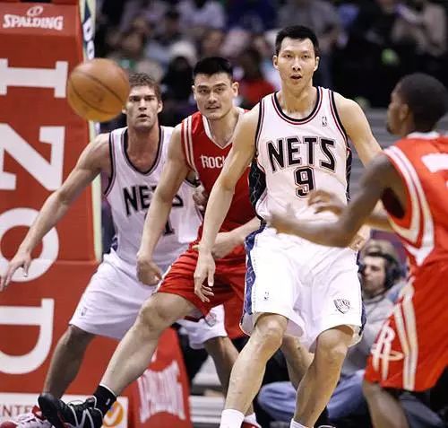 利用身体突破内线技巧,内线最简单最有效打法