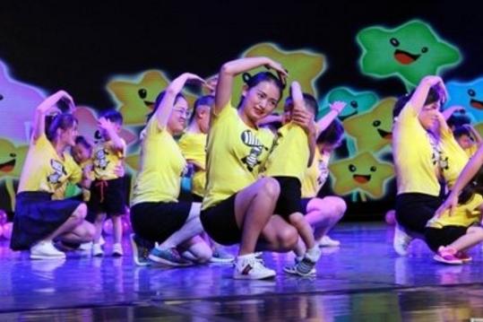 幼儿园团创垃圾袋做裙子,幼儿园垃圾袋做裙子