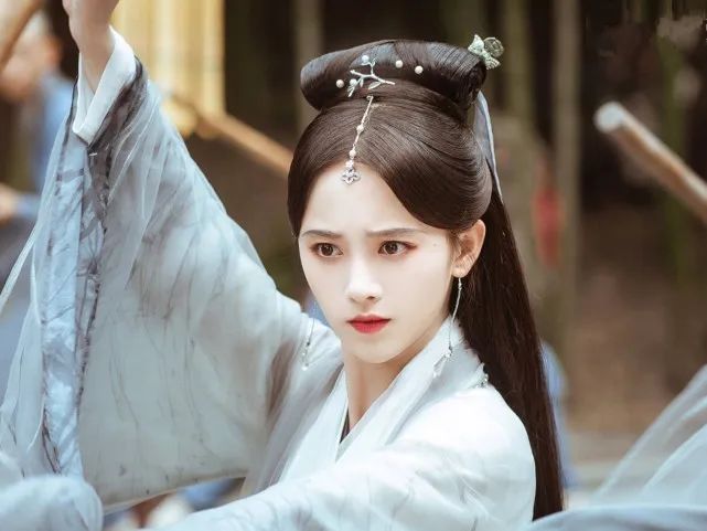 呕了……看完这部《新白蛇传》，我想向“四千年美女”道歉