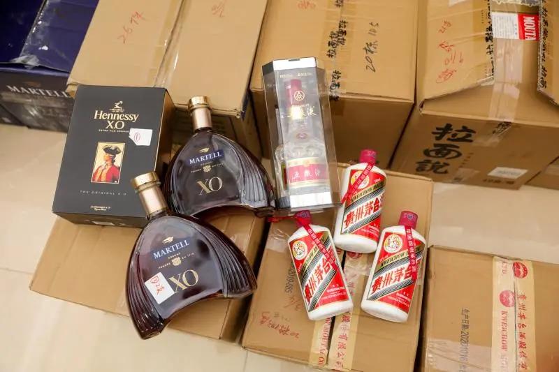 一男子行李箱过安检,一男子过海关被查