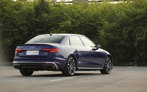 豪华动感奥迪a4l,奔驰c260和奥迪a4l试驾对比