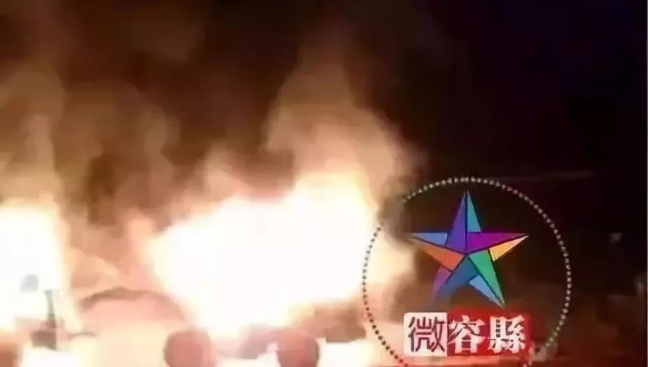 挖机被烧掉的视频,挖机遭到严重损坏