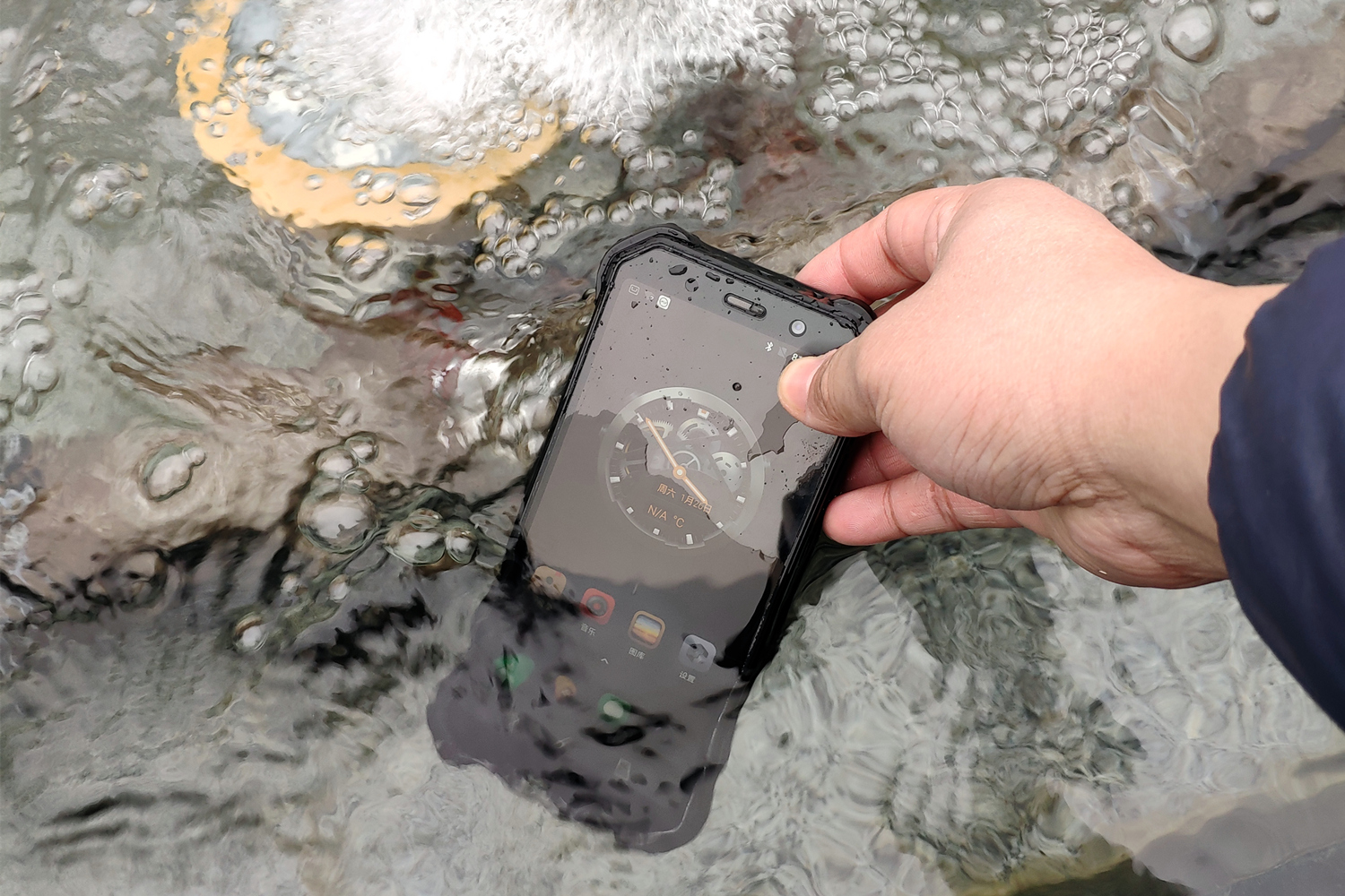 AGMH1手机：不怕摔，不怕水，能待机20天，父母最爱？