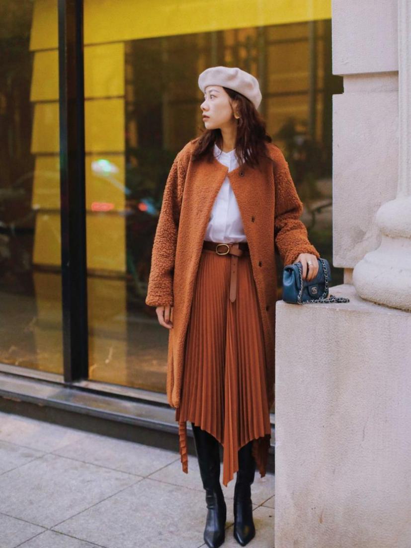 “大衣+裙子”，冬天这么穿，美得优雅又大方