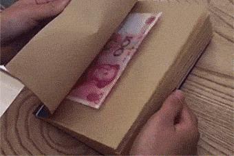 这只鹦鹉一直以为他是一只猴，所以每天都在重复做这个动作