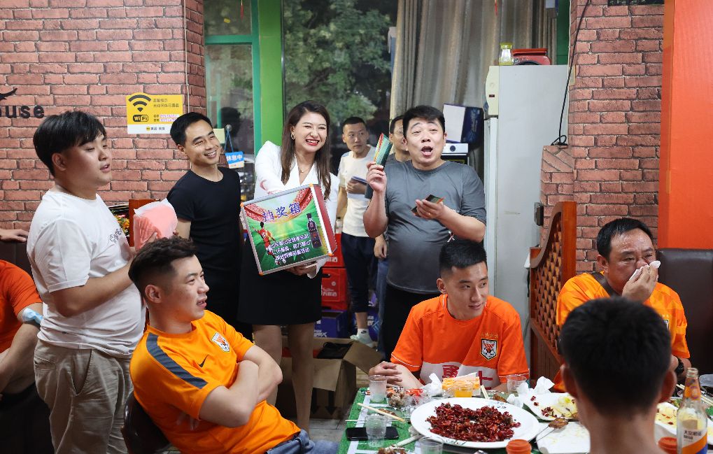 “第二现场”与球队同在，橙色火焰为球队助威